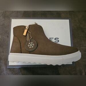 NWT Waterproof boots by J/Slides women's size 9